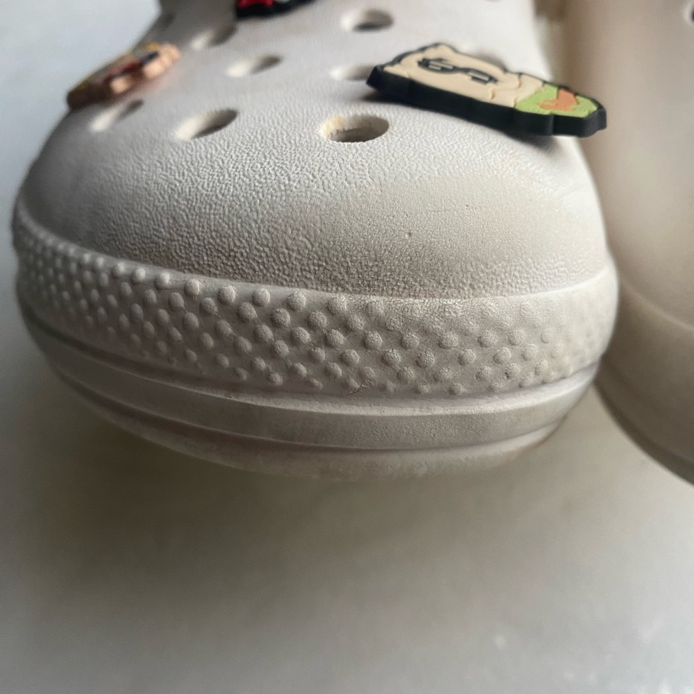 CROCS Kids White Slippers with Fun Charms - Picture 4 of 15